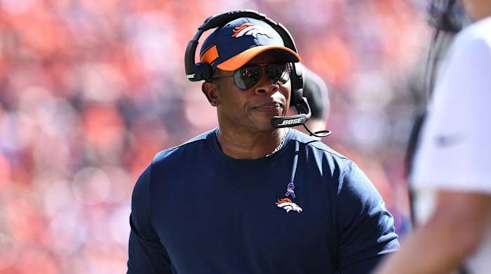 Vance Joseph coaching the Broncos in 2018